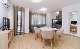 Modern 1-Bedroom Apartment With Free Parking